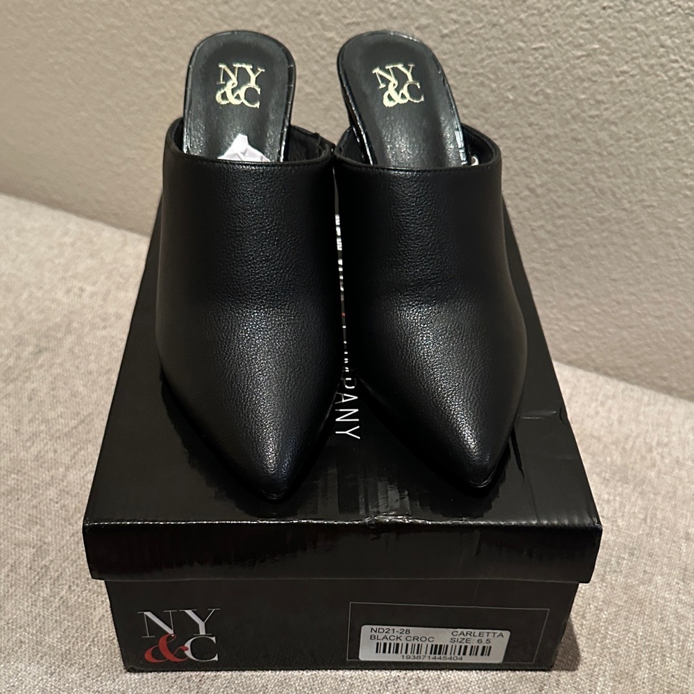 New York & Company Classic Black Pump Heel